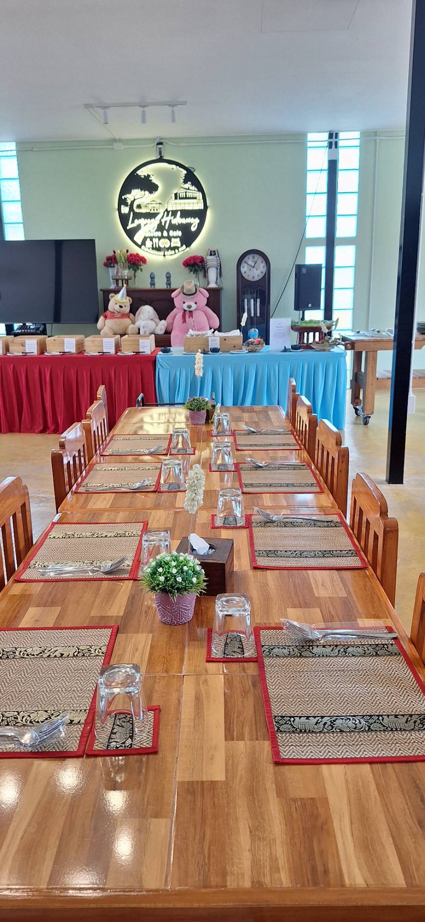 Group dining at Lampang Hideaway restaurant
